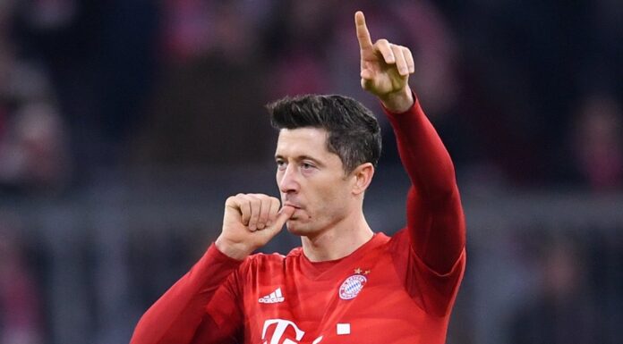 Sweet family photo: Robert Lewandowski proudly shows his "girls"