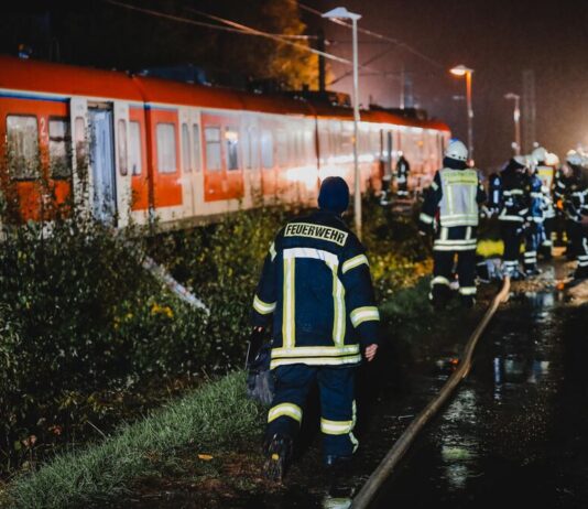 Serious train accident near Hamburg! Car races head-on into freight train!