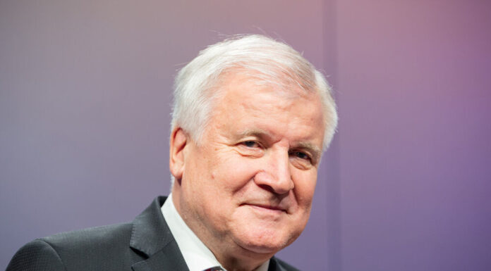 Federal Interior Minister Seehofer confident – Corona vaccine later this year