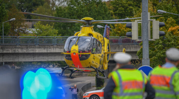 Terrible accident! VW bangs against the tree, all 4 occupants are thrown out – nobody was buckled up!