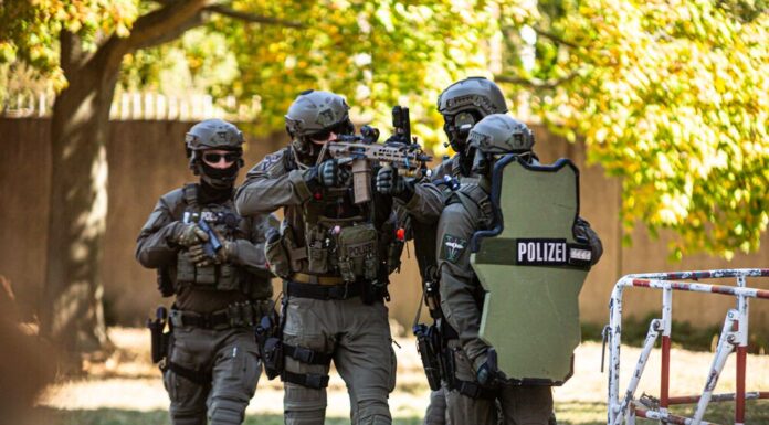 Double Ax Murder! Perpetrator apparently shoots himself on the run at police control!