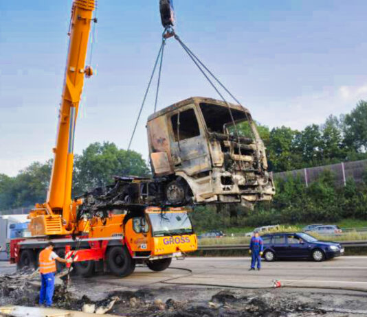 Full closure! Horror accident at the end of the traffic jam – small van crushed between two trucks, driver dead!