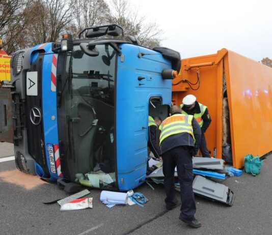 Full closure – accident with dangerous goods transporter! Corrosive acid runs out